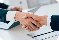 握手をするビジネスマンイメージ画像